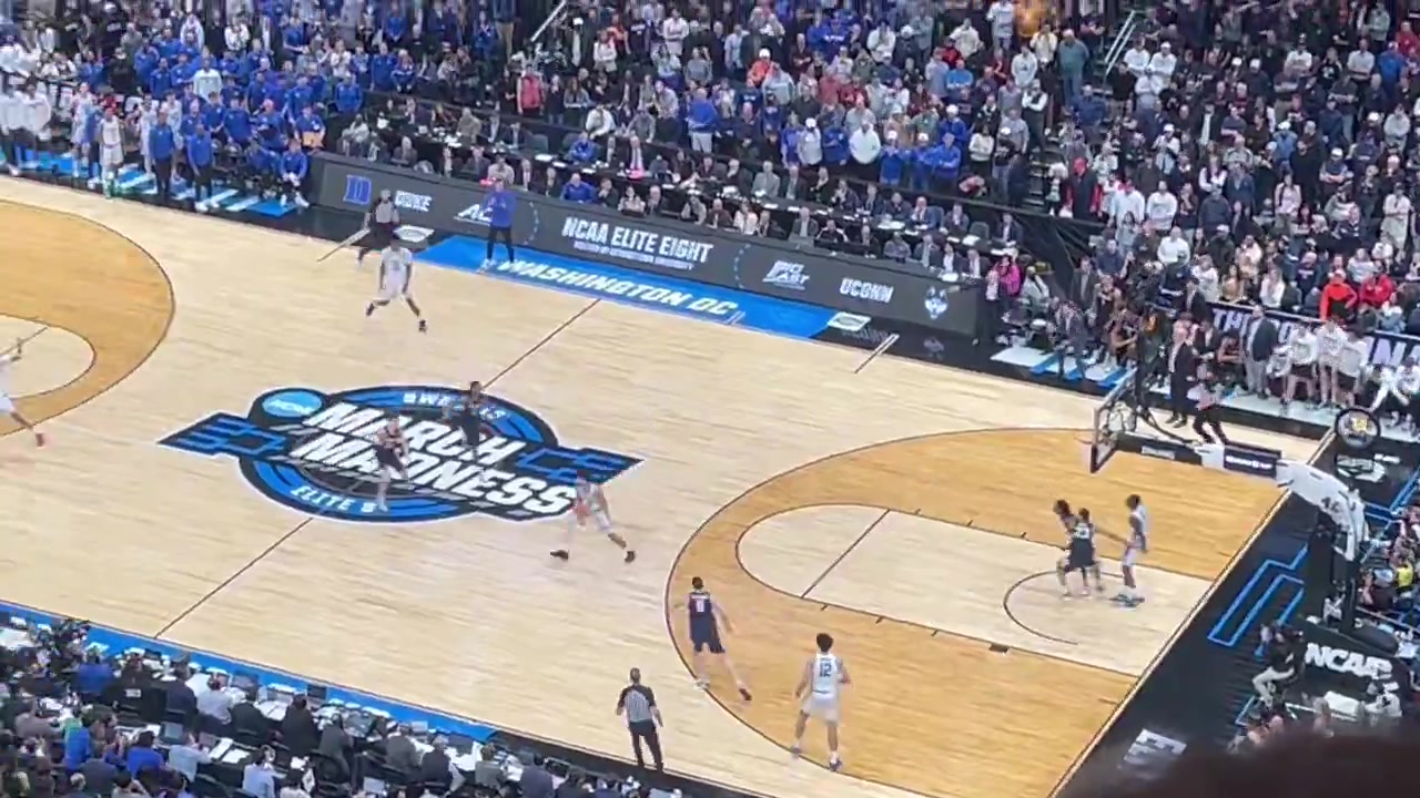 疯三就是这么刺激高空视角看康大三分绝杀杜克全场沸腾