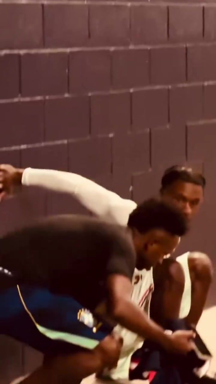 一点球星架子没有赛后维尼修斯和卡马文加穿拖鞋坐地上聊天