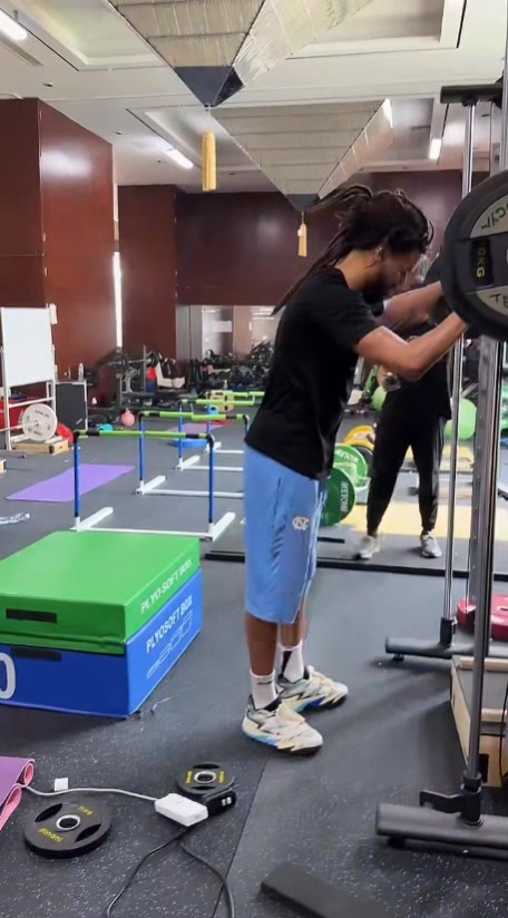 真的没开玩笑同曦官方正在直播说唱歌手J.Cole在队训练