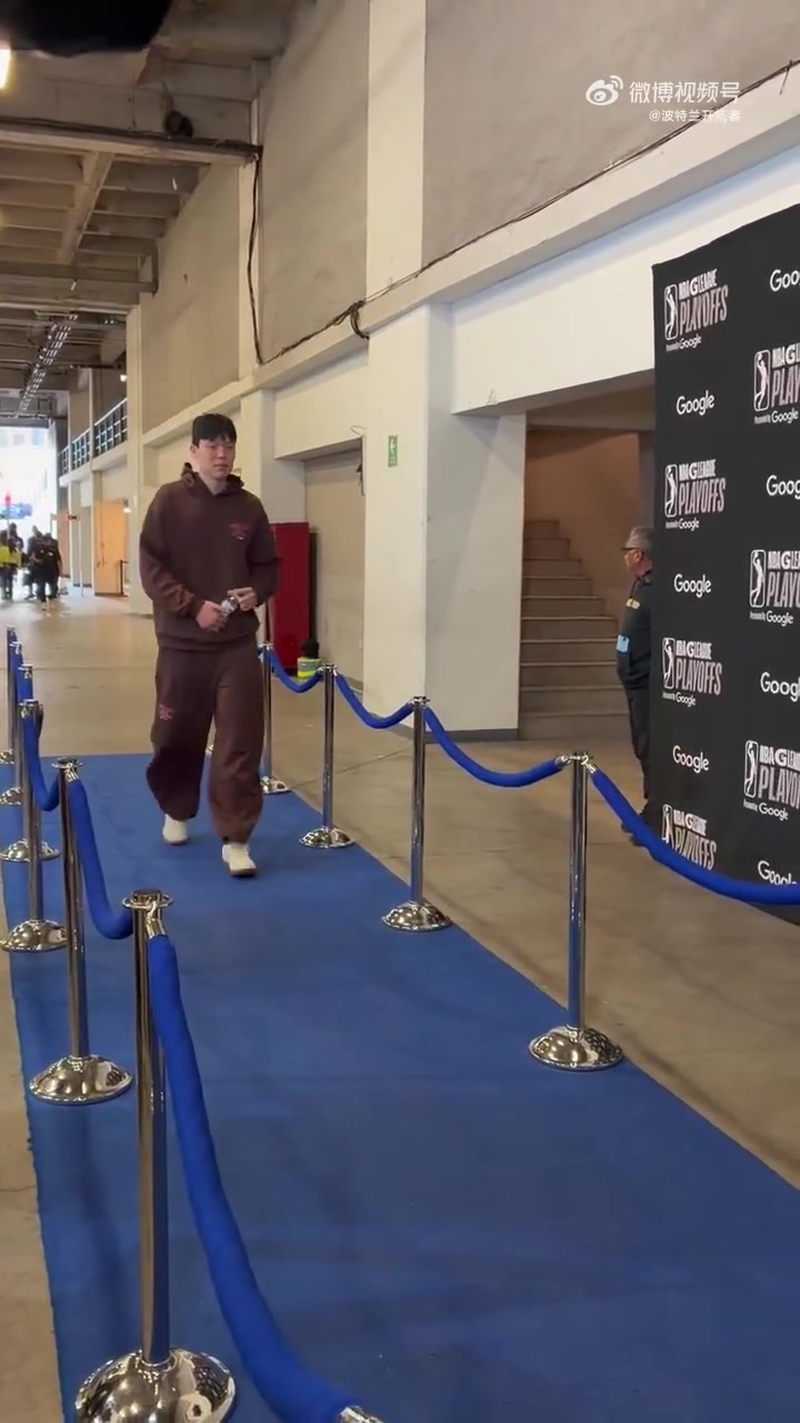 杨瀚森今日穿一身休闲卫衣抵达球馆看上去很轻松啊